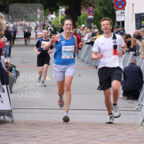 30.08.2026 - Blankeneser Heldenlauf Lena Gebhardt http://msf.ph/oto/10058120 30.08.2026 12:20:45 Ziel 4256, 4356, 4418 meine-sportfotos.de