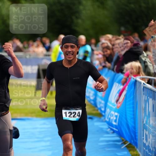 30.08.2026 - Elbe Triathlon Hamburg LAZAROV Photography http://msf.ph/oto/10058283 30.08.2026 11:26:50 Ziel 571, 1119, 1203, 1224 meine-sportfotos.de