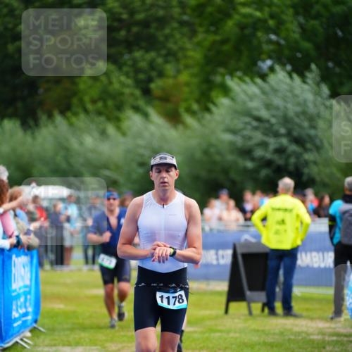 30.08.2026 - Elbe Triathlon Hamburg LAZAROV Photography http://msf.ph/oto/10058343 30.08.2026 11:27:31 Ziel 672, 1121, 1134, 1178 meine-sportfotos.de
