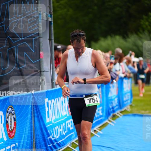 30.08.2026 - Elbe Triathlon Hamburg LAZAROV Photography http://msf.ph/oto/10058417 30.08.2026 11:28:07 Ziel 687, 754, 1103 meine-sportfotos.de