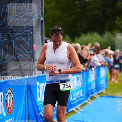30.08.2026 - Elbe Triathlon Hamburg LAZAROV Photography http://msf.ph/oto/10058420 30.08.2026 11:28:08 Ziel 687, 754 meine-sportfotos.de