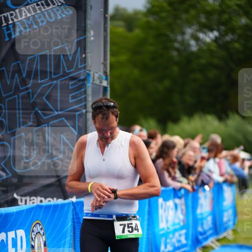 30.08.2026 - Elbe Triathlon Hamburg LAZAROV Photography http://msf.ph/oto/10058423 30.08.2026 11:28:08 Ziel 687, 754 meine-sportfotos.de
