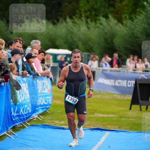 30.08.2026 - Elbe Triathlon Hamburg LAZAROV Photography http://msf.ph/oto/10058729 30.08.2026 11:31:12 Ziel 1352 meine-sportfotos.de