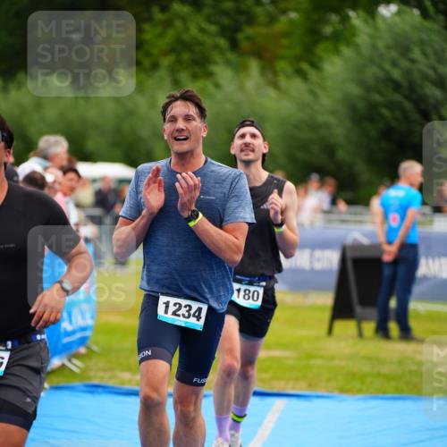 30.08.2026 - Elbe Triathlon Hamburg LAZAROV Photography http://msf.ph/oto/10059033 30.08.2026 11:34:05 Ziel 1166, 1180, 1234, 1452 meine-sportfotos.de