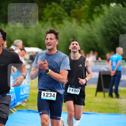 30.08.2026 - Elbe Triathlon Hamburg LAZAROV Photography http://msf.ph/oto/10059035 30.08.2026 11:34:05 Ziel 1166, 1180, 1234, 1452 meine-sportfotos.de