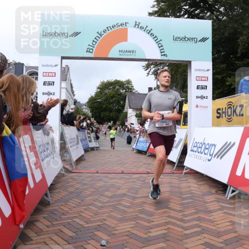 30.08.2026 - Blankeneser Heldenlauf Lena Gebhardt http://msf.ph/oto/10059279 30.08.2026 12:25:35 Ziel 4332, 4333, 4338 meine-sportfotos.de