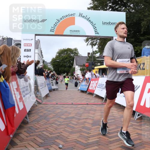 30.08.2026 - Blankeneser Heldenlauf Lena Gebhardt http://msf.ph/oto/10059285 30.08.2026 12:25:35 Ziel 4332, 4333, 4338 meine-sportfotos.de