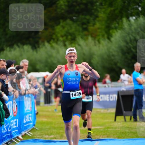 30.08.2026 - Elbe Triathlon Hamburg LAZAROV Photography http://msf.ph/oto/10059402 30.08.2026 11:35:53 Ziel 1168, 1435, 1439 meine-sportfotos.de