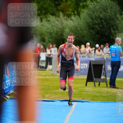30.08.2026 - Elbe Triathlon Hamburg LAZAROV Photography http://msf.ph/oto/10059489 30.08.2026 11:36:17 Ziel 1446, 1447 meine-sportfotos.de