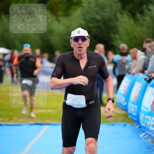 30.08.2026 - Elbe Triathlon Hamburg LAZAROV Photography http://msf.ph/oto/10059689 30.08.2026 11:37:05 Ziel 879, 1050, 1307 meine-sportfotos.de
