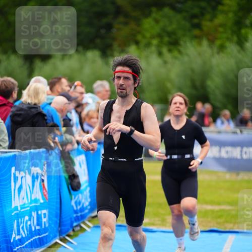 30.08.2026 - Elbe Triathlon Hamburg LAZAROV Photography http://msf.ph/oto/10060459 30.08.2026 11:40:53 Ziel 694, 933, 1375 meine-sportfotos.de