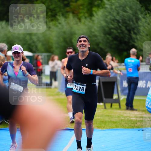 30.08.2026 - Elbe Triathlon Hamburg LAZAROV Photography http://msf.ph/oto/10060587 30.08.2026 11:41:23 Ziel 806, 1202, 1278 meine-sportfotos.de