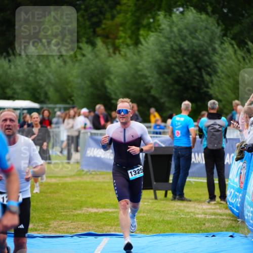 30.08.2026 - Elbe Triathlon Hamburg LAZAROV Photography http://msf.ph/oto/10060940 30.08.2026 11:42:58 Ziel 805, 1257, 1303, 1325 meine-sportfotos.de