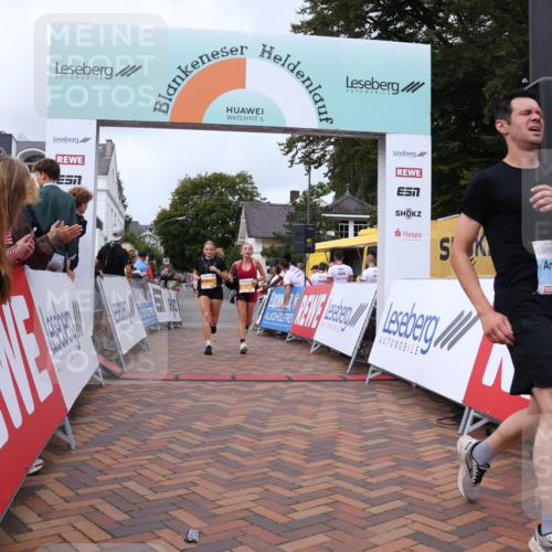 30.08.2026 - Blankeneser Heldenlauf Lena Gebhardt http://msf.ph/oto/10061119 30.08.2026 12:30:38 Ziel 2930, 2931, 4107, 4310 meine-sportfotos.de