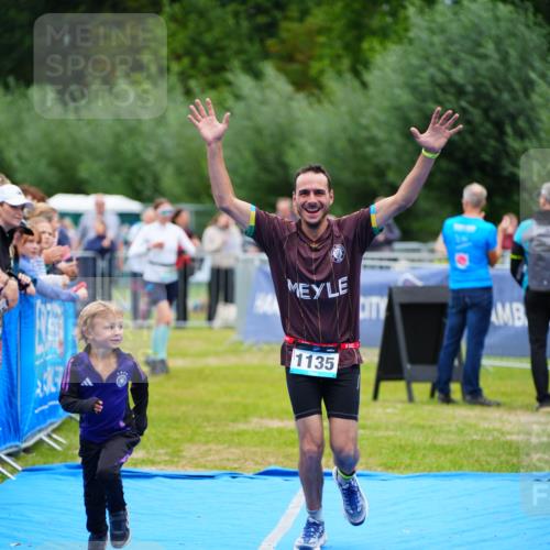 30.08.2026 - Elbe Triathlon Hamburg LAZAROV Photography http://msf.ph/oto/10061841 30.08.2026 11:46:29 Ziel 1135 meine-sportfotos.de