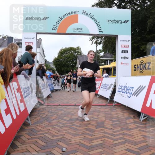30.08.2026 - Blankeneser Heldenlauf Lena Gebhardt http://msf.ph/oto/10061899 30.08.2026 12:32:33 Ziel 2540, 2820, 2821 meine-sportfotos.de