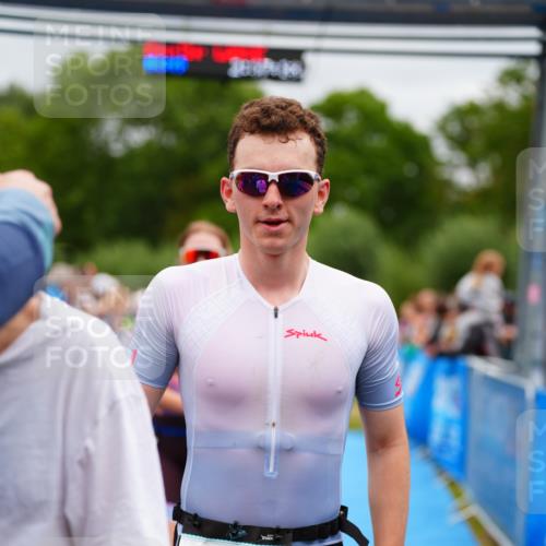 30.08.2026 - Elbe Triathlon Hamburg LAZAROV Photography http://msf.ph/oto/10062113 30.08.2026 11:47:42 Ziel  meine-sportfotos.de