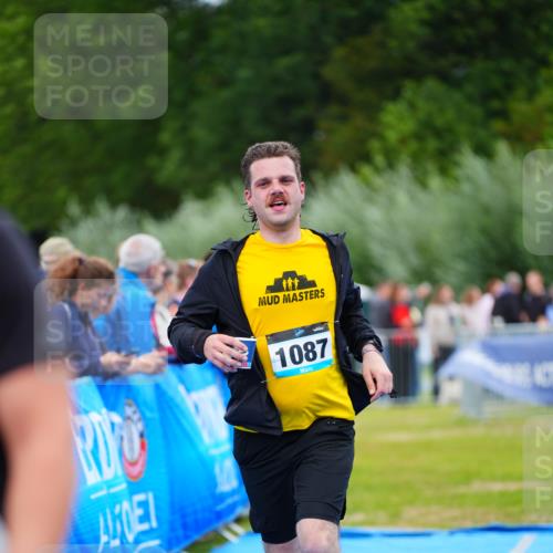 30.08.2026 - Elbe Triathlon Hamburg LAZAROV Photography http://msf.ph/oto/10062434 30.08.2026 11:48:50 Ziel 1087 meine-sportfotos.de
