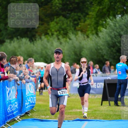 30.08.2026 - Elbe Triathlon Hamburg LAZAROV Photography http://msf.ph/oto/10062895 30.08.2026 11:51:06 Ziel 833, 1274, 1293 meine-sportfotos.de