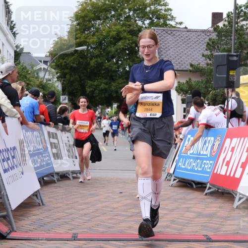 30.08.2026 - Blankeneser Heldenlauf Lena Gebhardt http://msf.ph/oto/10062930 30.08.2026 12:34:49 Ziel 2311, 2371, 2372, 2628, 2844, 2901, 4435 meine-sportfotos.de