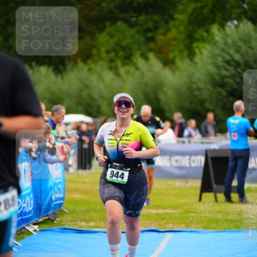 30.08.2026 - Elbe Triathlon Hamburg LAZAROV Photography http://msf.ph/oto/10062943 30.08.2026 11:51:21 Ziel 944, 1288, 1347 meine-sportfotos.de