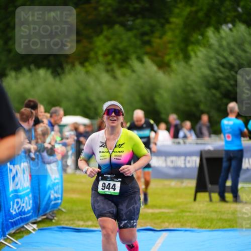 30.08.2026 - Elbe Triathlon Hamburg LAZAROV Photography http://msf.ph/oto/10062945 30.08.2026 11:51:21 Ziel 944, 1288, 1347 meine-sportfotos.de
