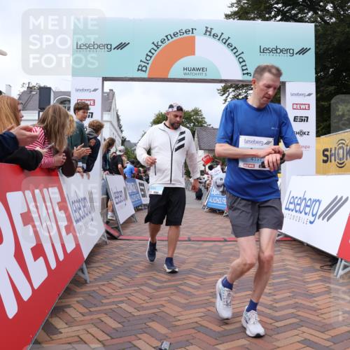 30.08.2026 - Blankeneser Heldenlauf Lena Gebhardt http://msf.ph/oto/10062995 30.08.2026 12:35:02 Ziel 4095, 4187, 4191 meine-sportfotos.de