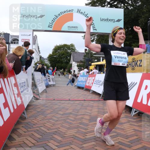 30.08.2026 - Blankeneser Heldenlauf Lena Gebhardt http://msf.ph/oto/10063237 30.08.2026 12:36:54 Ziel 4077, 4153, 4227 meine-sportfotos.de