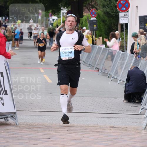 30.08.2026 - Blankeneser Heldenlauf Lena Gebhardt http://msf.ph/oto/10063244 30.08.2026 12:37:02 Ziel 4166 meine-sportfotos.de