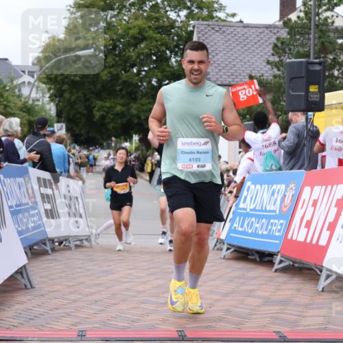 30.08.2026 - Blankeneser Heldenlauf Lena Gebhardt http://msf.ph/oto/10063270 30.08.2026 12:37:17 Ziel 2108, 2109, 4193 meine-sportfotos.de