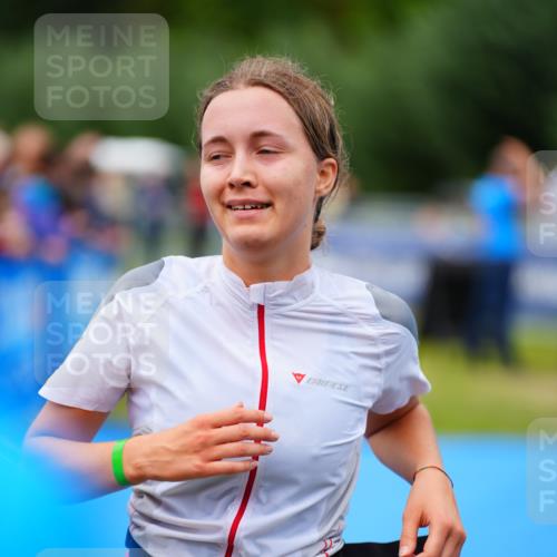 30.08.2026 - Elbe Triathlon Hamburg LAZAROV Photography http://msf.ph/oto/10063394 30.08.2026 11:55:21 Ziel 1411 meine-sportfotos.de