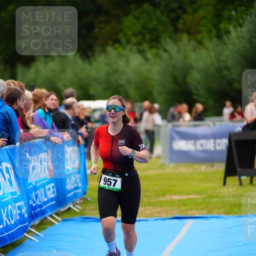 30.08.2026 - Elbe Triathlon Hamburg LAZAROV Photography http://msf.ph/oto/10063486 30.08.2026 11:56:14 Ziel 957 meine-sportfotos.de
