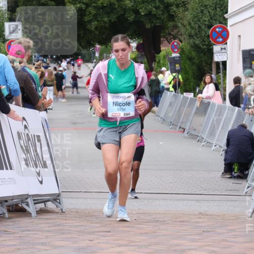 30.08.2026 - Blankeneser Heldenlauf Lena Gebhardt http://msf.ph/oto/10063564 30.08.2026 12:39:05 Ziel 4234, 4279 meine-sportfotos.de