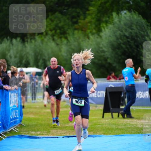 30.08.2026 - Elbe Triathlon Hamburg LAZAROV Photography http://msf.ph/oto/10063674 30.08.2026 11:58:06 Ziel 901, 962, 1333, 1443, 1458 meine-sportfotos.de