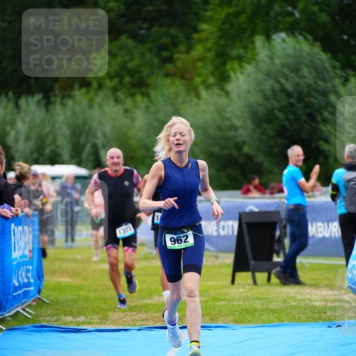 30.08.2026 - Elbe Triathlon Hamburg LAZAROV Photography http://msf.ph/oto/10063675 30.08.2026 11:58:07 Ziel 901, 962, 1333, 1443, 1458 meine-sportfotos.de