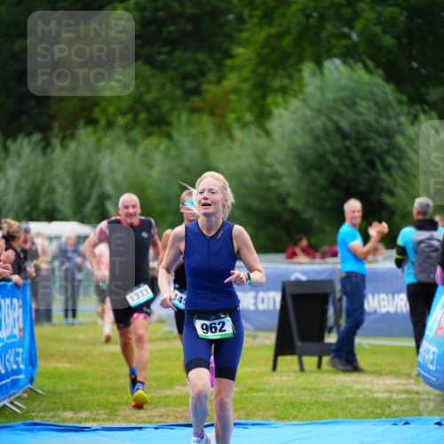 30.08.2026 - Elbe Triathlon Hamburg LAZAROV Photography http://msf.ph/oto/10063677 30.08.2026 11:58:07 Ziel 901, 962, 1333, 1443, 1458 meine-sportfotos.de