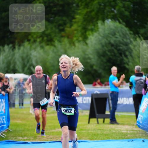 30.08.2026 - Elbe Triathlon Hamburg LAZAROV Photography http://msf.ph/oto/10063678 30.08.2026 11:58:07 Ziel 901, 962, 1333, 1443, 1458 meine-sportfotos.de
