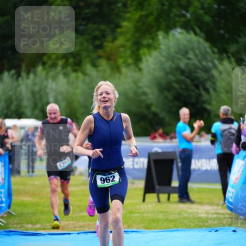 30.08.2026 - Elbe Triathlon Hamburg LAZAROV Photography http://msf.ph/oto/10063680 30.08.2026 11:58:07 Ziel 901, 962, 1333, 1443, 1458 meine-sportfotos.de