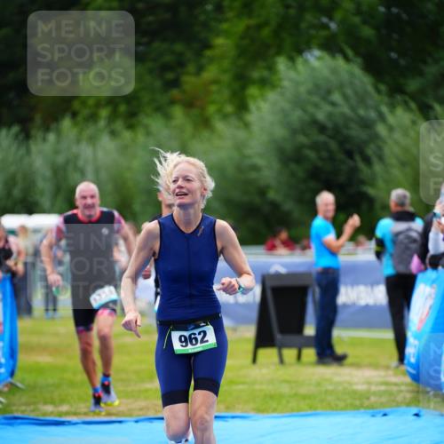 30.08.2026 - Elbe Triathlon Hamburg LAZAROV Photography http://msf.ph/oto/10063681 30.08.2026 11:58:07 Ziel 901, 962, 1333, 1443, 1458 meine-sportfotos.de