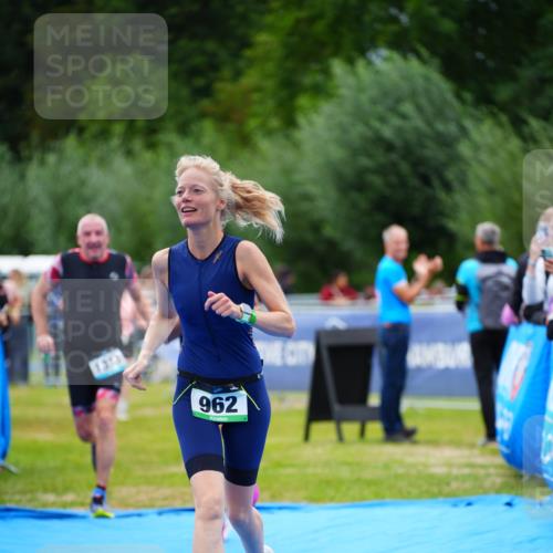 30.08.2026 - Elbe Triathlon Hamburg LAZAROV Photography http://msf.ph/oto/10063682 30.08.2026 11:58:08 Ziel 901, 962, 1333, 1458 meine-sportfotos.de