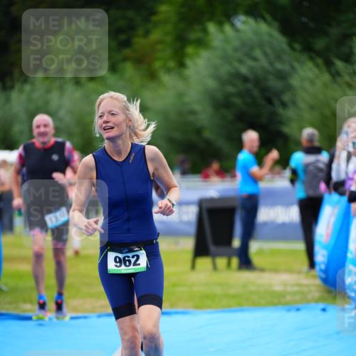 30.08.2026 - Elbe Triathlon Hamburg LAZAROV Photography http://msf.ph/oto/10063684 30.08.2026 11:58:08 Ziel 901, 962, 1333, 1458 meine-sportfotos.de