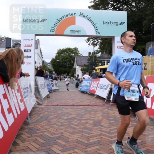 30.08.2026 - Blankeneser Heldenlauf Lena Gebhardt http://msf.ph/oto/10063792 30.08.2026 12:40:27 Ziel 2725, 4402, 4446 meine-sportfotos.de