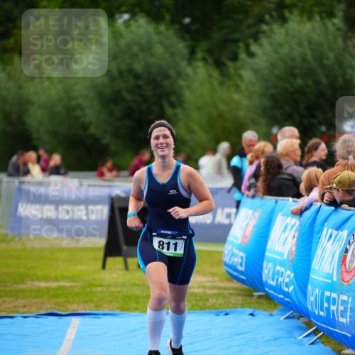30.08.2026 - Elbe Triathlon Hamburg LAZAROV Photography http://msf.ph/oto/10063804 30.08.2026 11:59:10 Ziel 811 meine-sportfotos.de