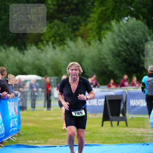 30.08.2026 - Elbe Triathlon Hamburg LAZAROV Photography http://msf.ph/oto/10063830 30.08.2026 11:59:27 Ziel 785, 859, 1131 meine-sportfotos.de