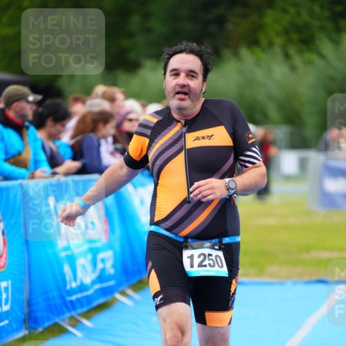 30.08.2026 - Elbe Triathlon Hamburg LAZAROV Photography http://msf.ph/oto/10063856 30.08.2026 11:59:49 Ziel 1250 meine-sportfotos.de