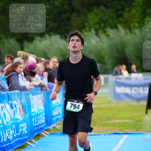 30.08.2026 - Elbe Triathlon Hamburg LAZAROV Photography http://msf.ph/oto/10063878 30.08.2026 12:00:05 Ziel 794, 1365, 1551 meine-sportfotos.de