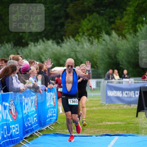 30.08.2026 - Elbe Triathlon Hamburg LAZAROV Photography http://msf.ph/oto/10063880 30.08.2026 12:00:10 Ziel 801, 1365, 1551 meine-sportfotos.de