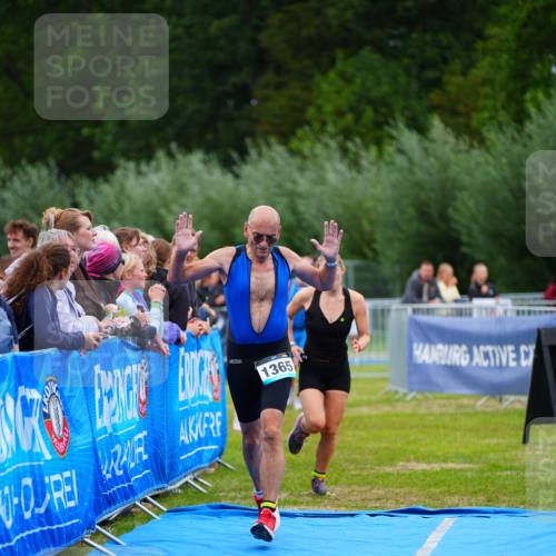 30.08.2026 - Elbe Triathlon Hamburg LAZAROV Photography http://msf.ph/oto/10063881 30.08.2026 12:00:11 Ziel 801, 1365, 1551 meine-sportfotos.de