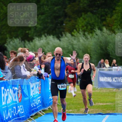 30.08.2026 - Elbe Triathlon Hamburg LAZAROV Photography http://msf.ph/oto/10063884 30.08.2026 12:00:11 Ziel 801, 1365, 1551 meine-sportfotos.de