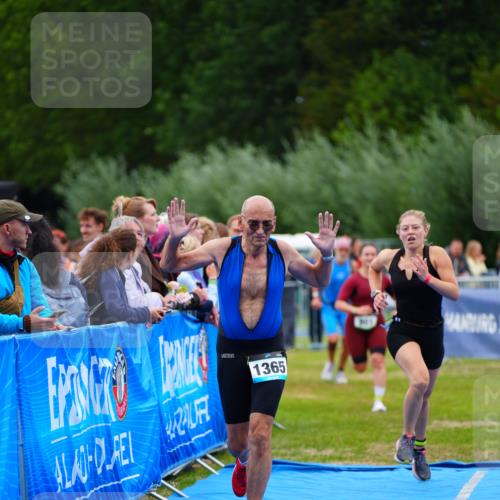 30.08.2026 - Elbe Triathlon Hamburg LAZAROV Photography http://msf.ph/oto/10063887 30.08.2026 12:00:11 Ziel 801, 1365, 1551 meine-sportfotos.de